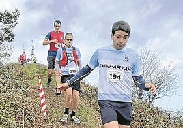 Grupo de atletas en uno de los descensos de la carrera sénior.