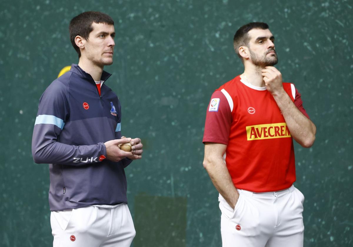 Rezusta y Ezkurdia, pensativos mientras seleccionan el material en el Ogueta.