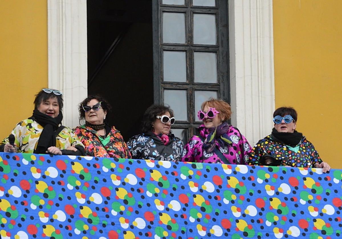 Las 'Chicas del Archivo', en el balcón de la casa de cultura.