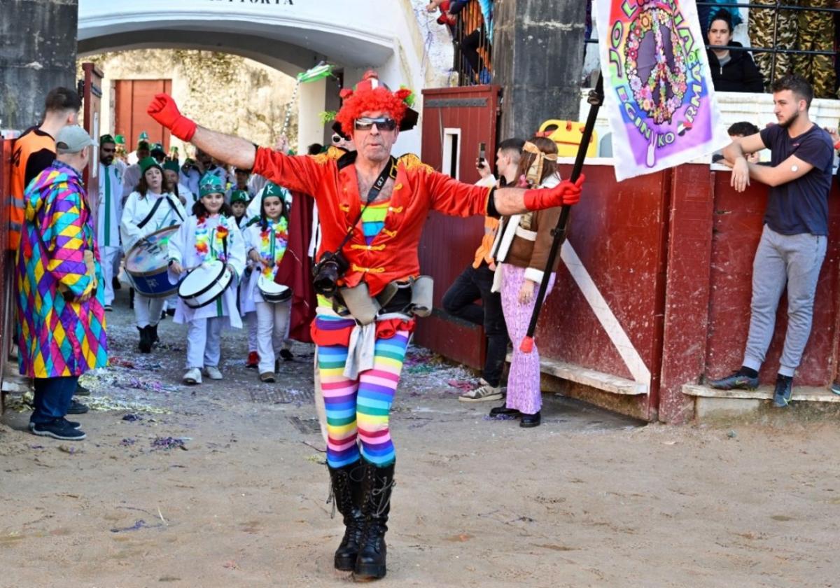 Cazador cazado. Por una vez, Pablo Dendaluze, sin su cámara de video y, como buen tolosarra, disfrutando de la entrada a la plaza de toros.