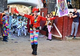 Cazador cazado. Por una vez, Pablo Dendaluze, sin su cámara de video y, como buen tolosarra, disfrutando de la entrada a la plaza de toros.