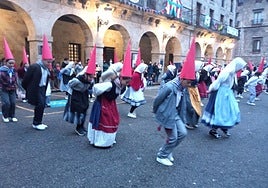 Saltos, retrocesos, gestos y señalamientos jocosos dan un sabor desenfadado a la pieza.