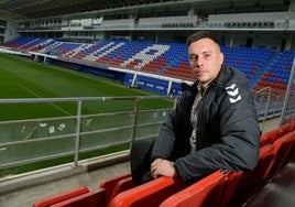 Yerai Martín posa en las gradas del estadio de Ipurua.