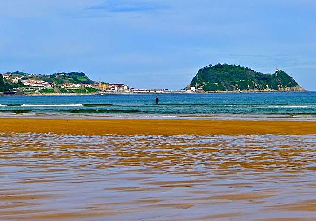 'El ratón de Getaria visto desde Zarautz'.