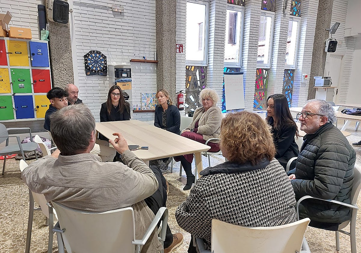Eider Mendoza y Maite Peña reunidas con responsables de Arrimu y alguno de los jóvenes.