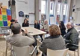 Eider Mendoza y Maite Peña reunidas con responsables de Arrimu y alguno de los jóvenes.