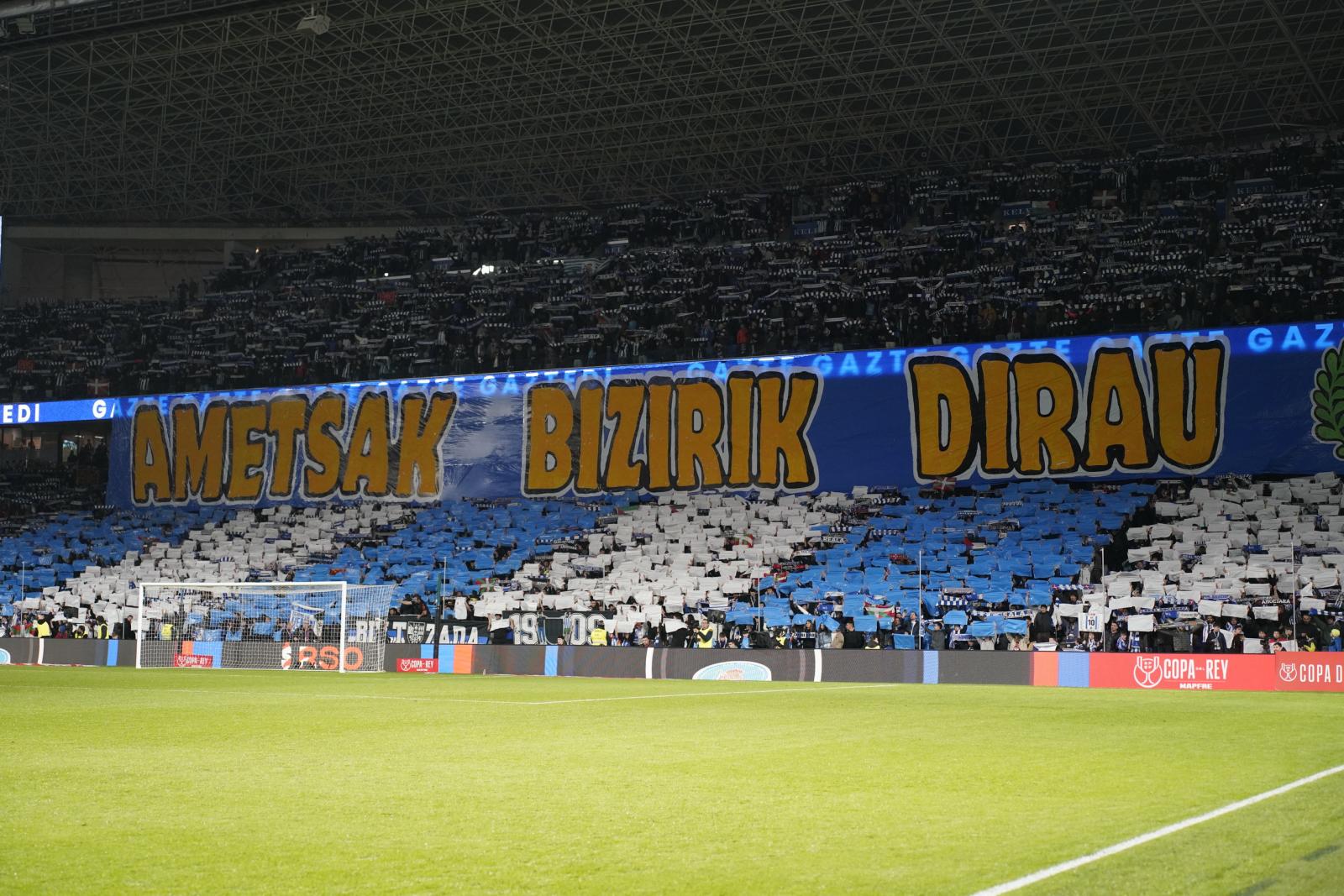Espectacular tifo exhibido en la grada de animación en los instantes previos al encuentro contra el Real Madrid