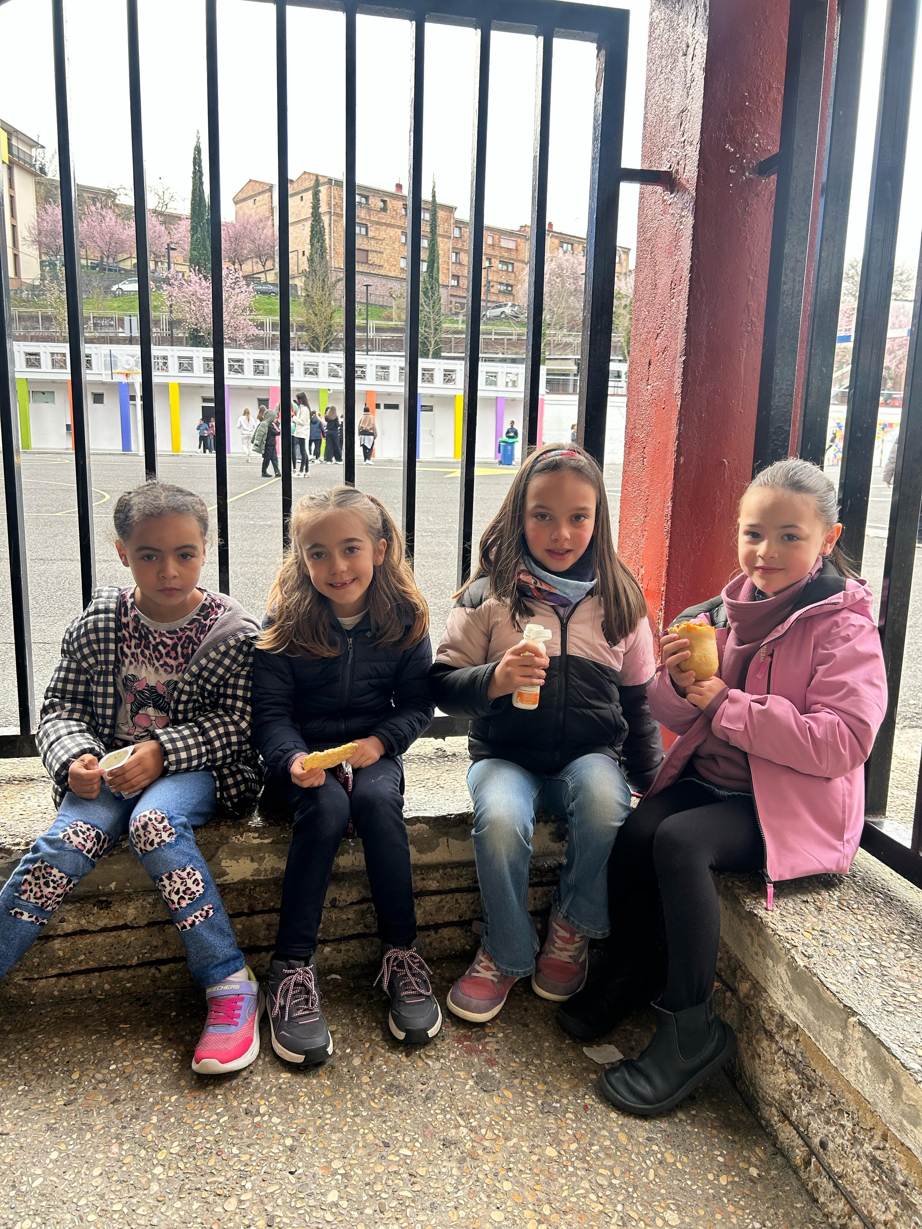 Festín de txoripanes y naranjas de Jueves Gordo entre los escolares