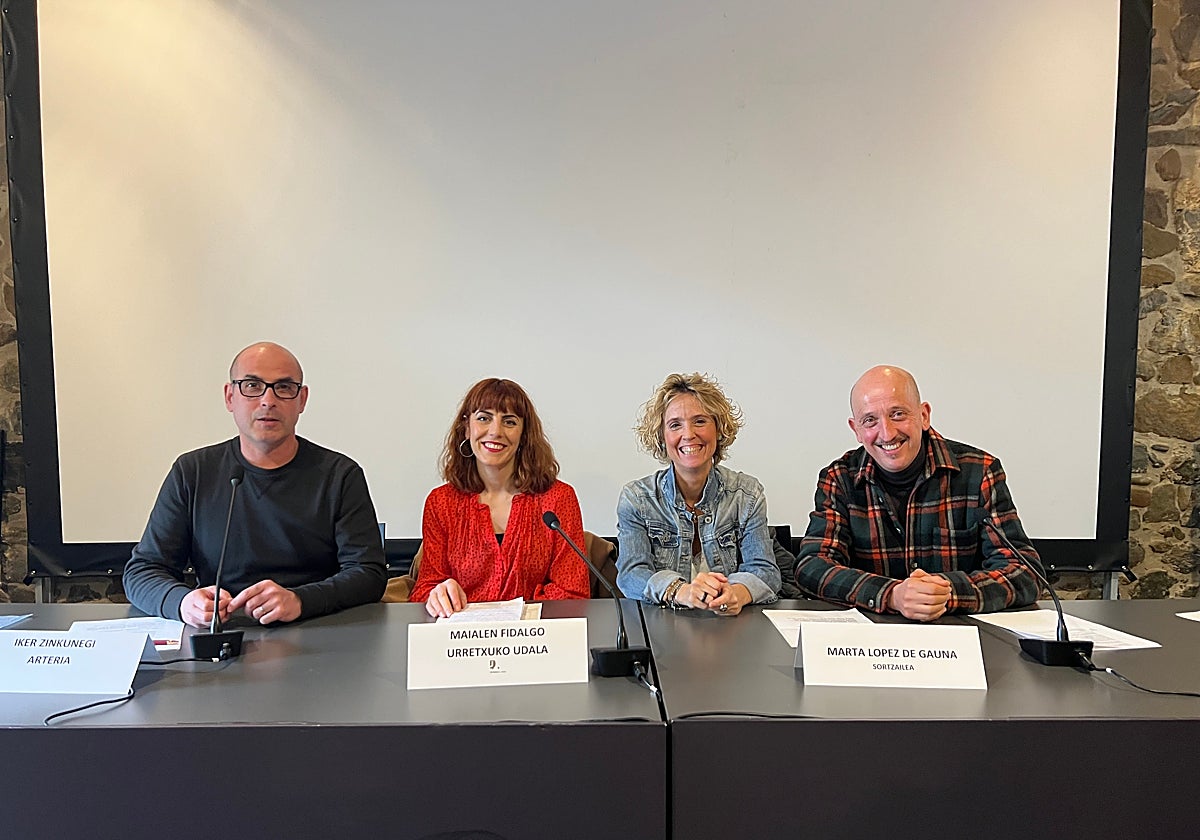 Iker Zinkunegi de Arteria, la concejal Maialen Fidalgo y los artitas Marta López de Gauna y Andoni Salamero en la reciente presentación del proyecto.