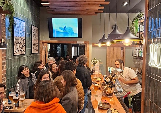 Leo Ricarte atiende en Malabar a los primeros clientes que acudieron a la fiesta de inauguración del bar de Gros en San Sebastián.