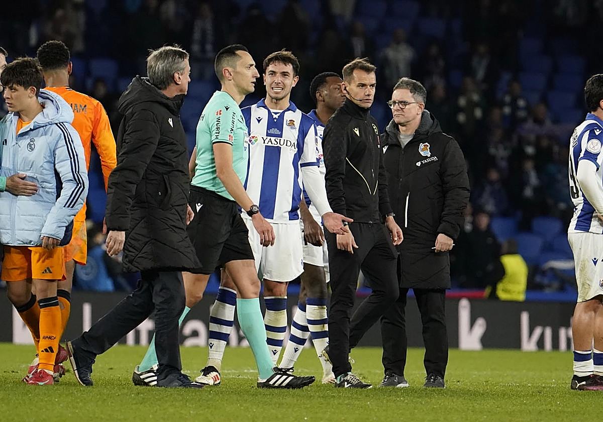 Zubimendi trata de hablar con Sánchez Martínez tras pitar el final del partido.
