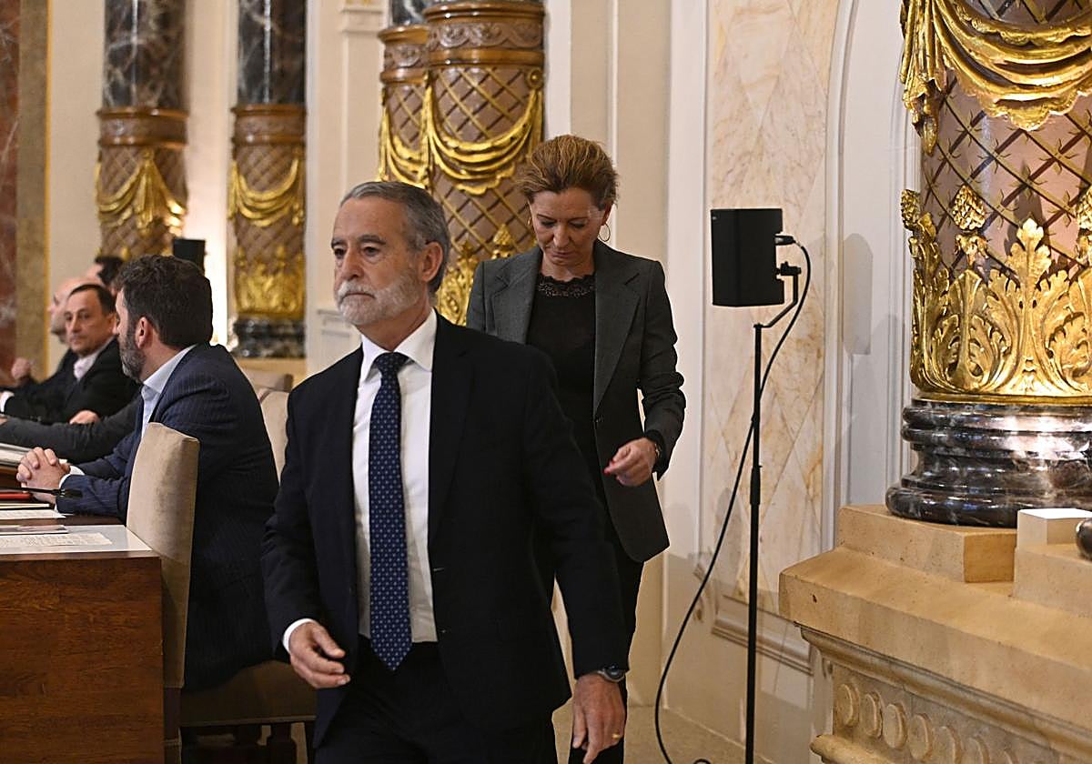 Jorge Mota y Vanessa Velez, en el momento en que han abandonado sus escaños.