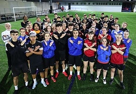 Futbolistas del Mariño Real Unión y del segundo equipo irundarra cruzan los brazos para denunciar los insultos racistas que sufrió su compañero.