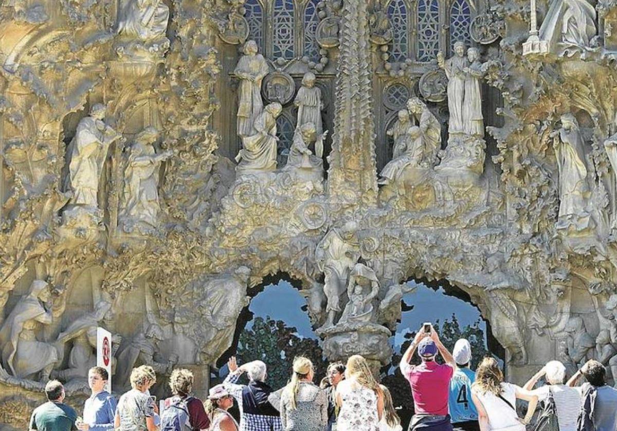 Turistas ante la Sagrada Familia de Barcelona.