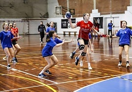 June Berasategi, jugadora del equipo infantil femenino.