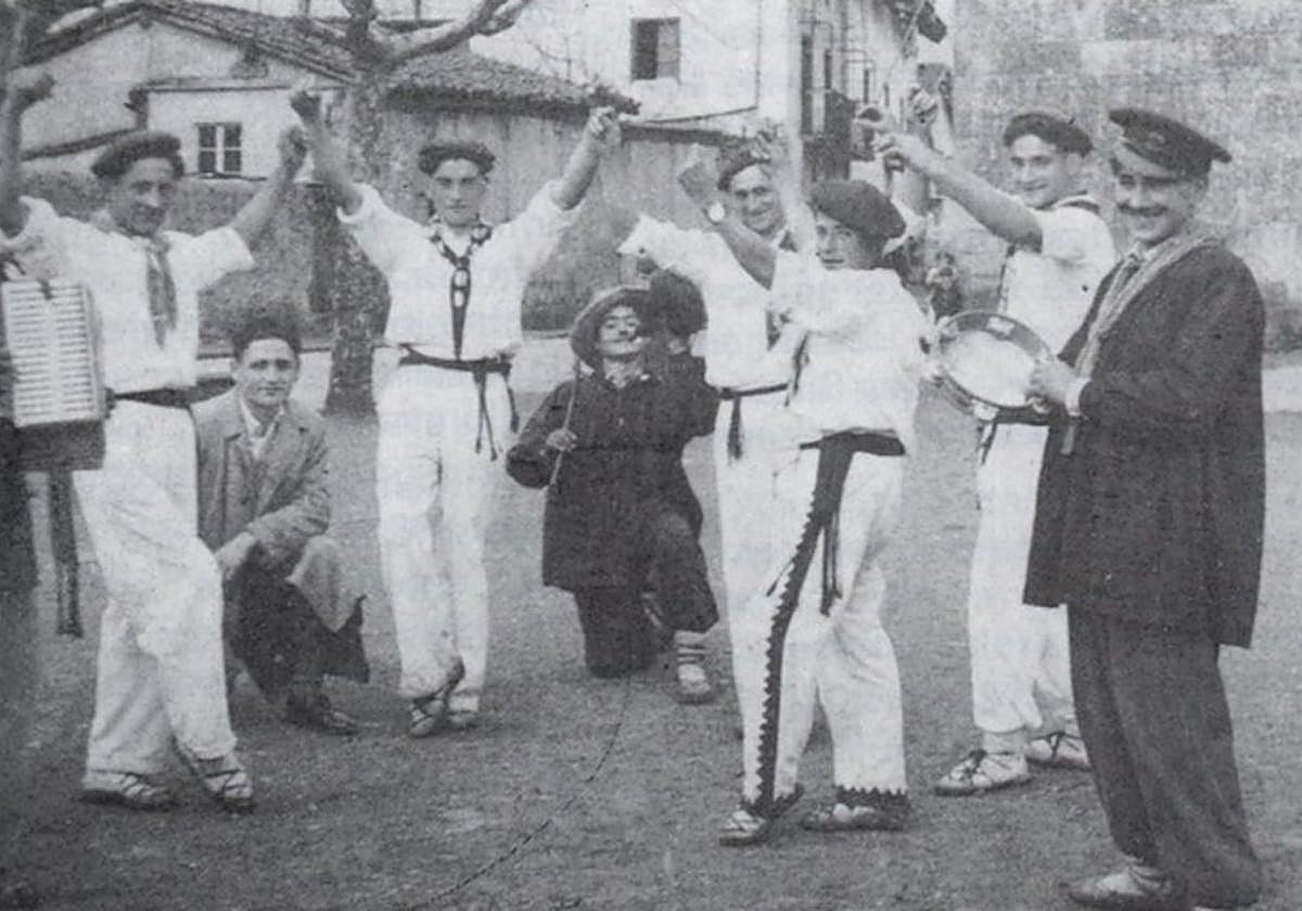 Imagen de la celebración de los carnavales en la plaza de Lazkao, en el año 1950.