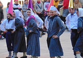 En los últimos años la formación de la Sorgin Dantza es mixta.