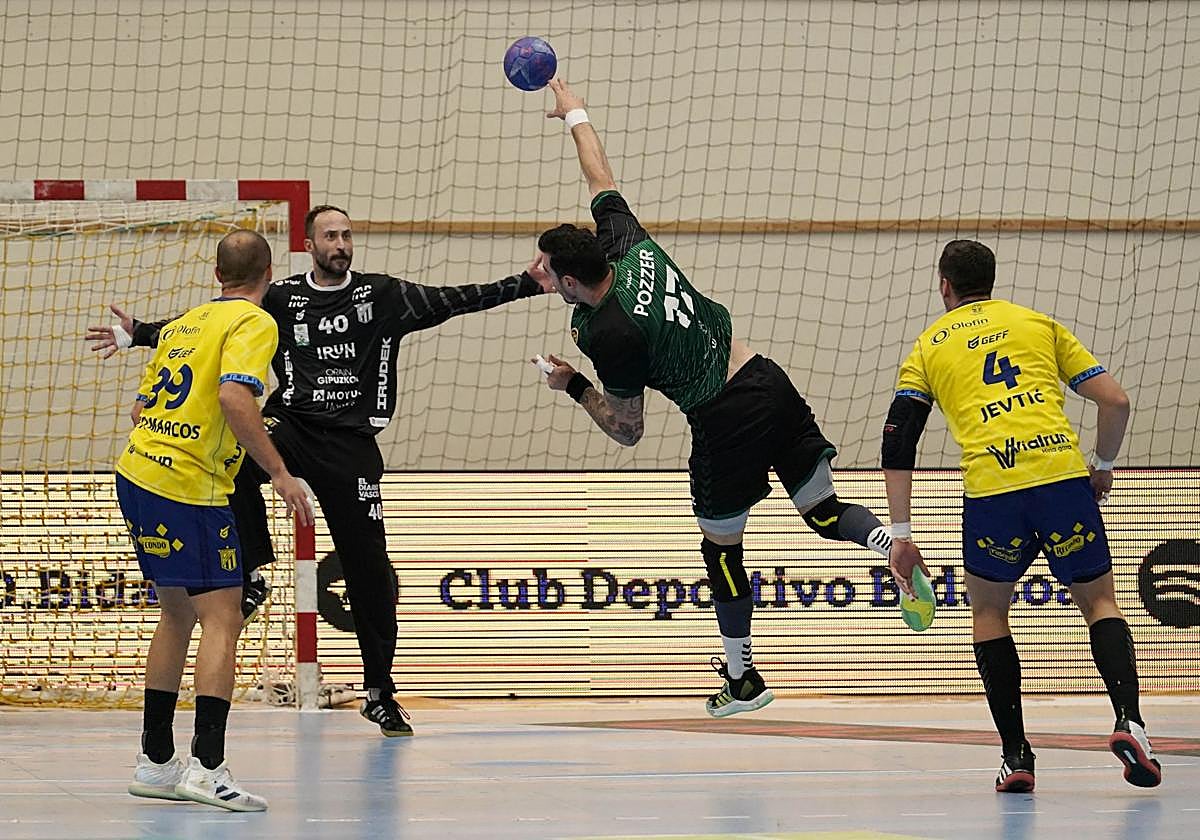 El pivote Pozzer siempre crea muchos problemas al Bidasoa Irun. En Artaleku marcó seis goles.