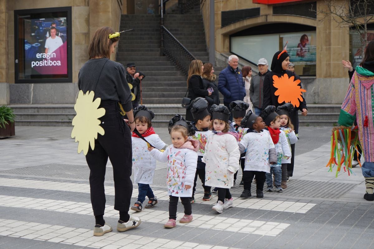 Herriko ikasle gazteek kaleak kolorez eta mozorroz bete dituzte