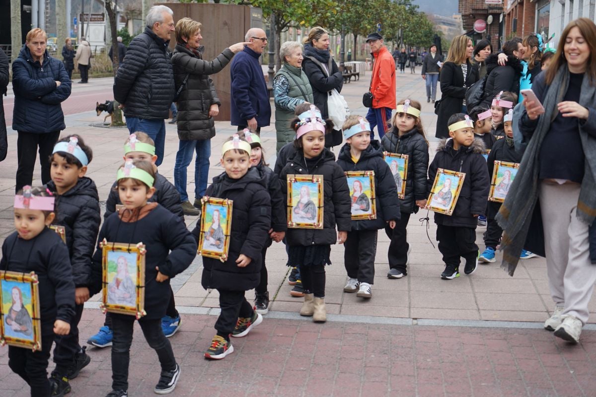 Herriko ikasle gazteek kaleak kolorez eta mozorroz bete dituzte