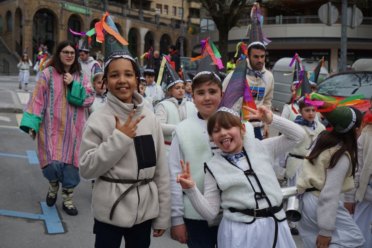 Herriko ikasle gazteek kaleak kolorez eta mozorroz bete dituzte