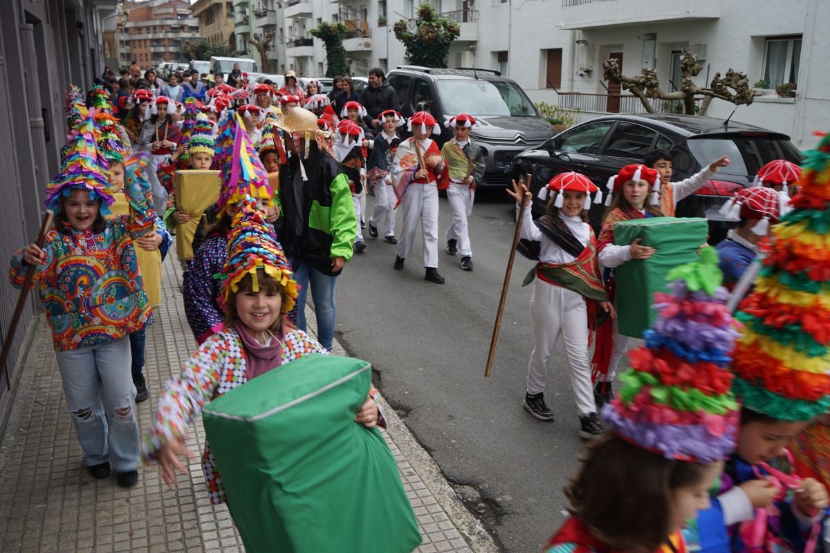 Herriko ikasle gazteek kaleak kolorez eta mozorroz bete dituzte
