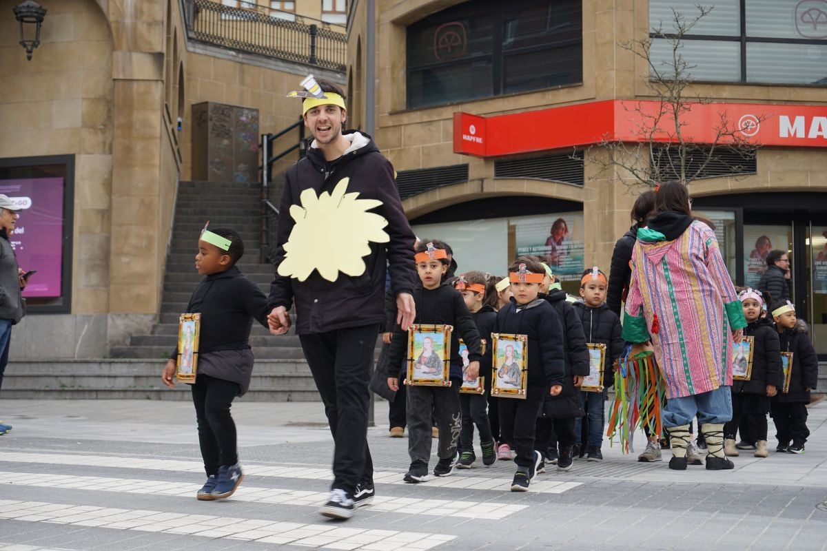 Herriko ikasle gazteek kaleak kolorez eta mozorroz bete dituzte