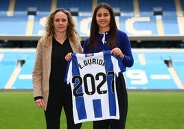 Elene Guridi posa con Maider Castillo en Anoeta