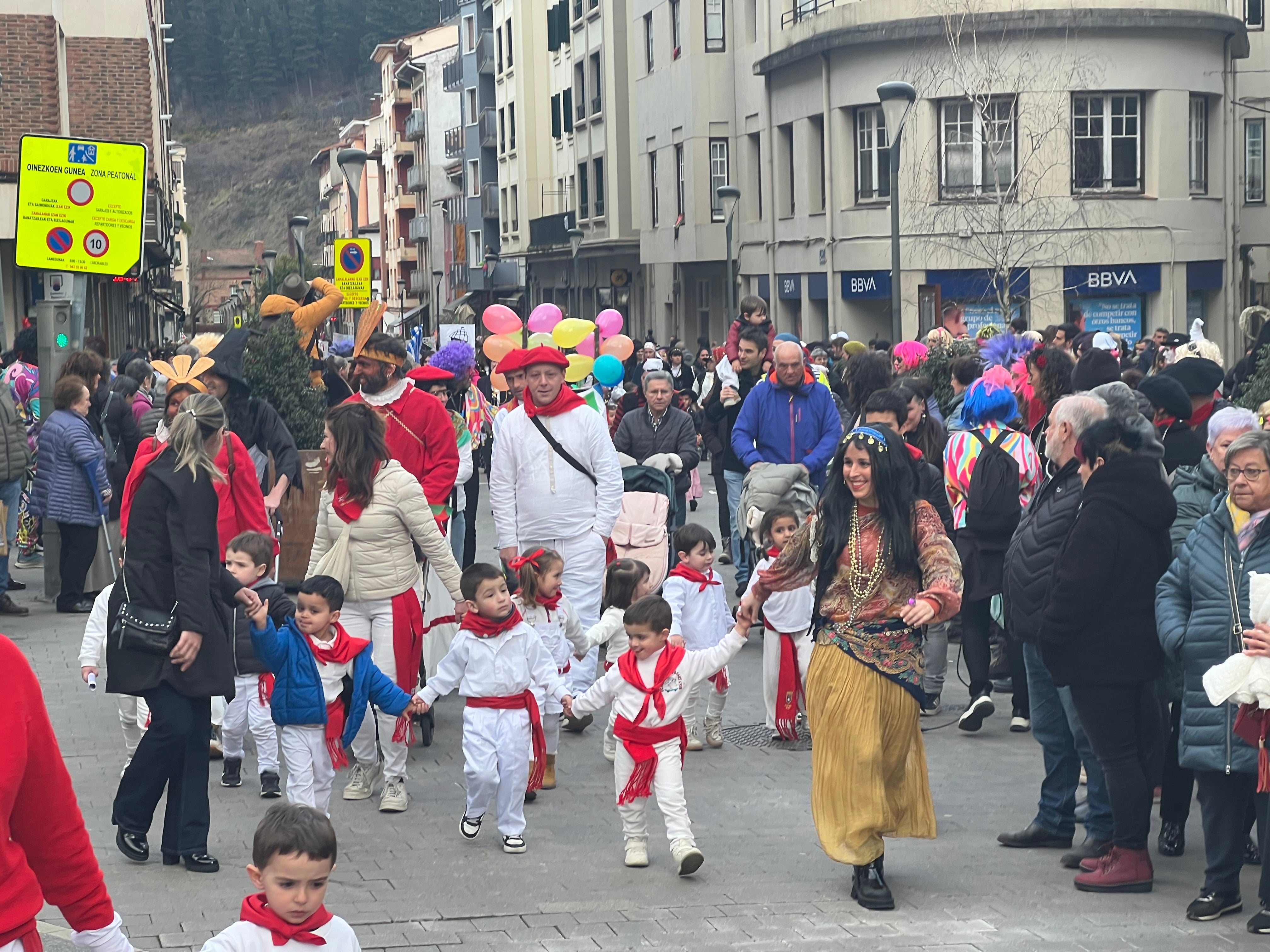 Escolares, Lintx y Katamalos inauguran oficialmente el Carnaval en Legazpi