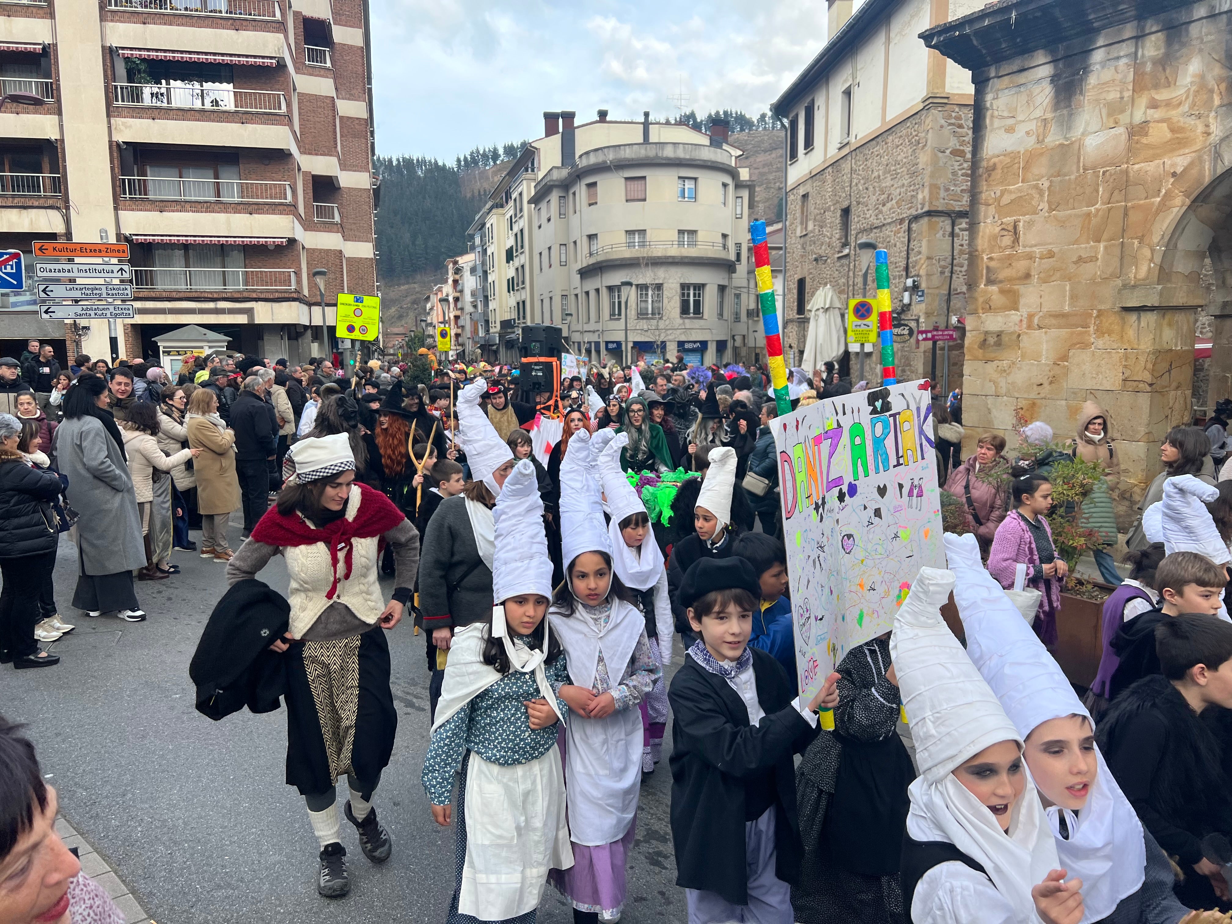 Escolares, Lintx y Katamalos inauguran oficialmente el Carnaval en Legazpi
