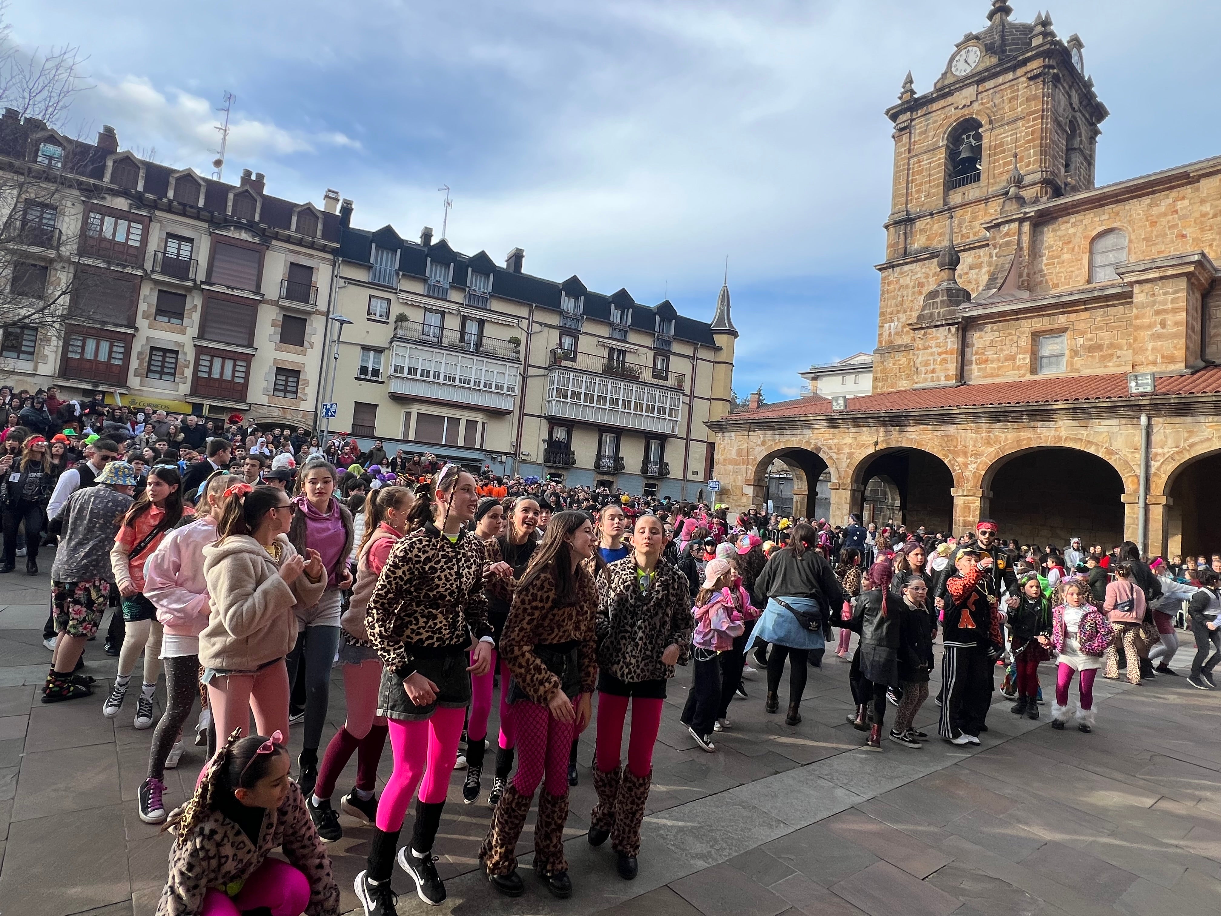 Escolares, Lintx y Katamalos inauguran oficialmente el Carnaval en Legazpi