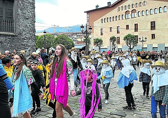 Ikasleen desfilea plazan.