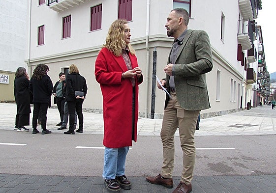 La alcaldesa Maider Morras y el consejero de Vivienda Denis Itxaso delante del bloque de 12 alojamientos dotacionales en la antigua Casa de los Sindicatos del Grupo San Juan.