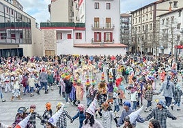 Los vecinos del municipio, sobre todo los más pequeños, están celebrando estos días los actos más coloridos del año.