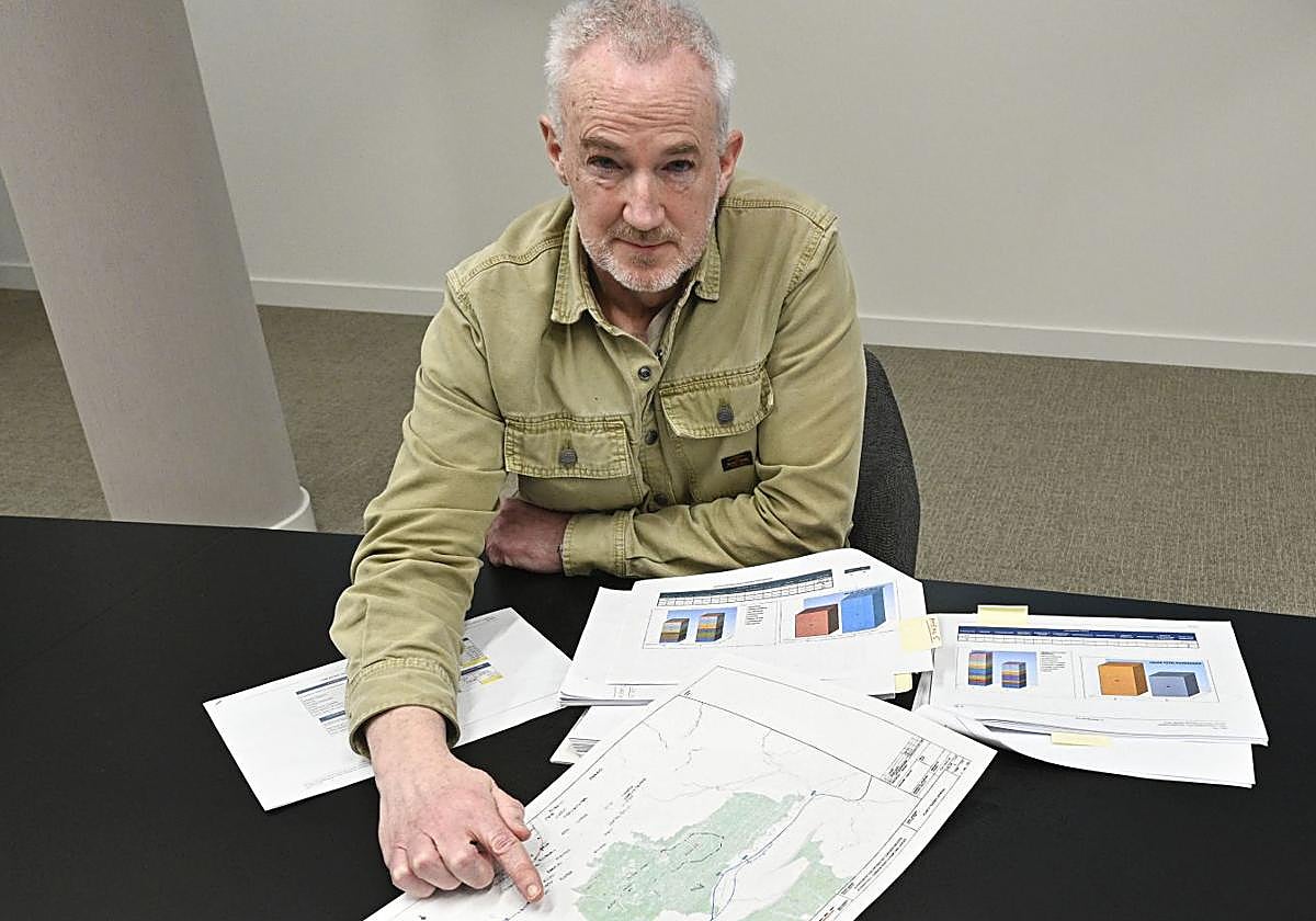 Gurutzeaga muestra el plano de la tercera vía que bordea Aralar.