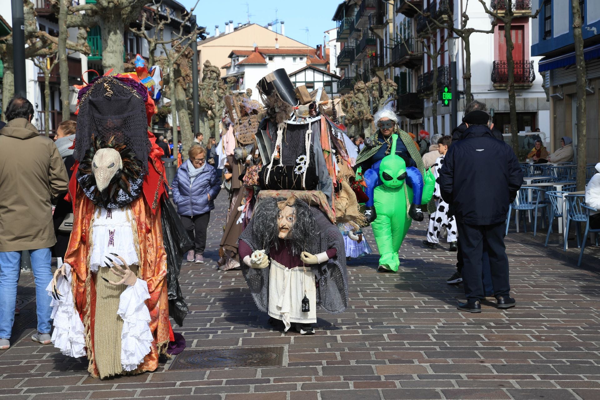 Cuadrillas y familias disfrutan de los Carnavales en Hondarribia
