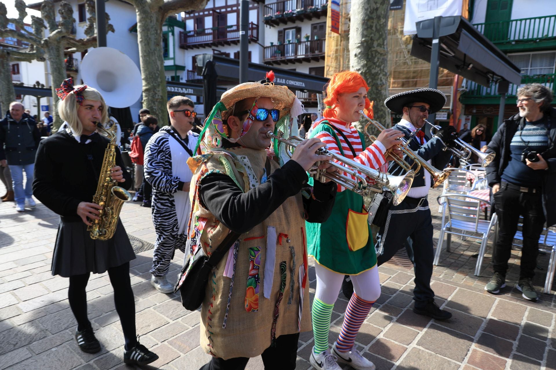 Cuadrillas y familias disfrutan de los Carnavales en Hondarribia
