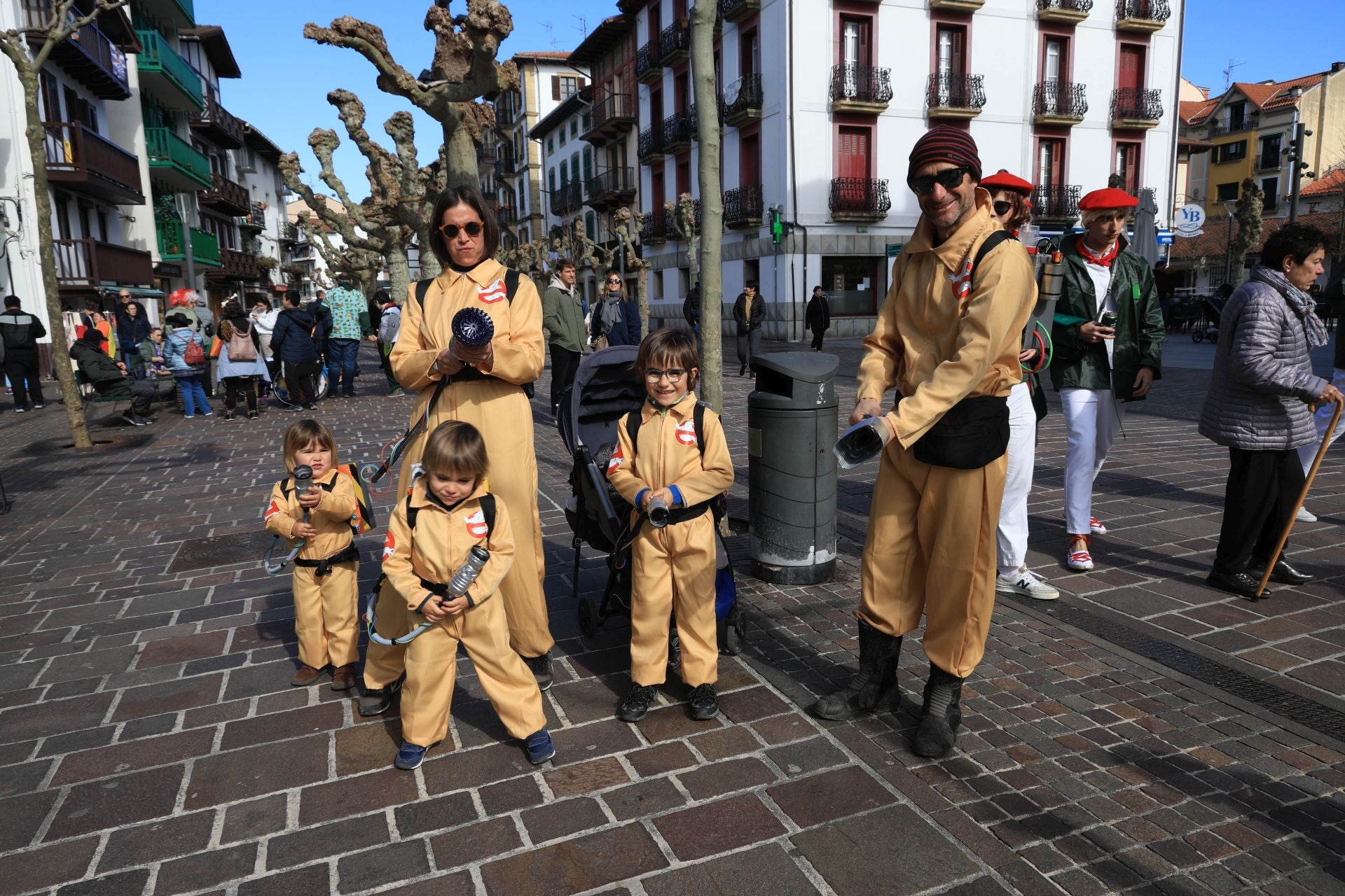 Cuadrillas y familias disfrutan de los Carnavales en Hondarribia