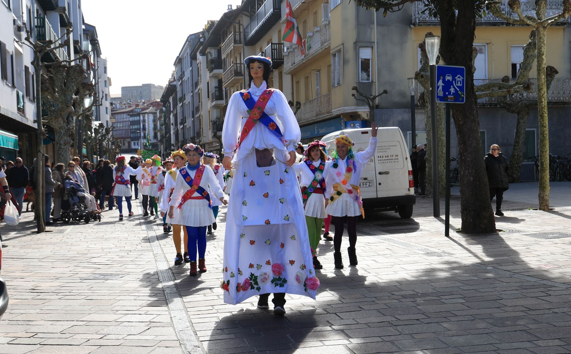 Cuadrillas y familias disfrutan de los Carnavales en Hondarribia