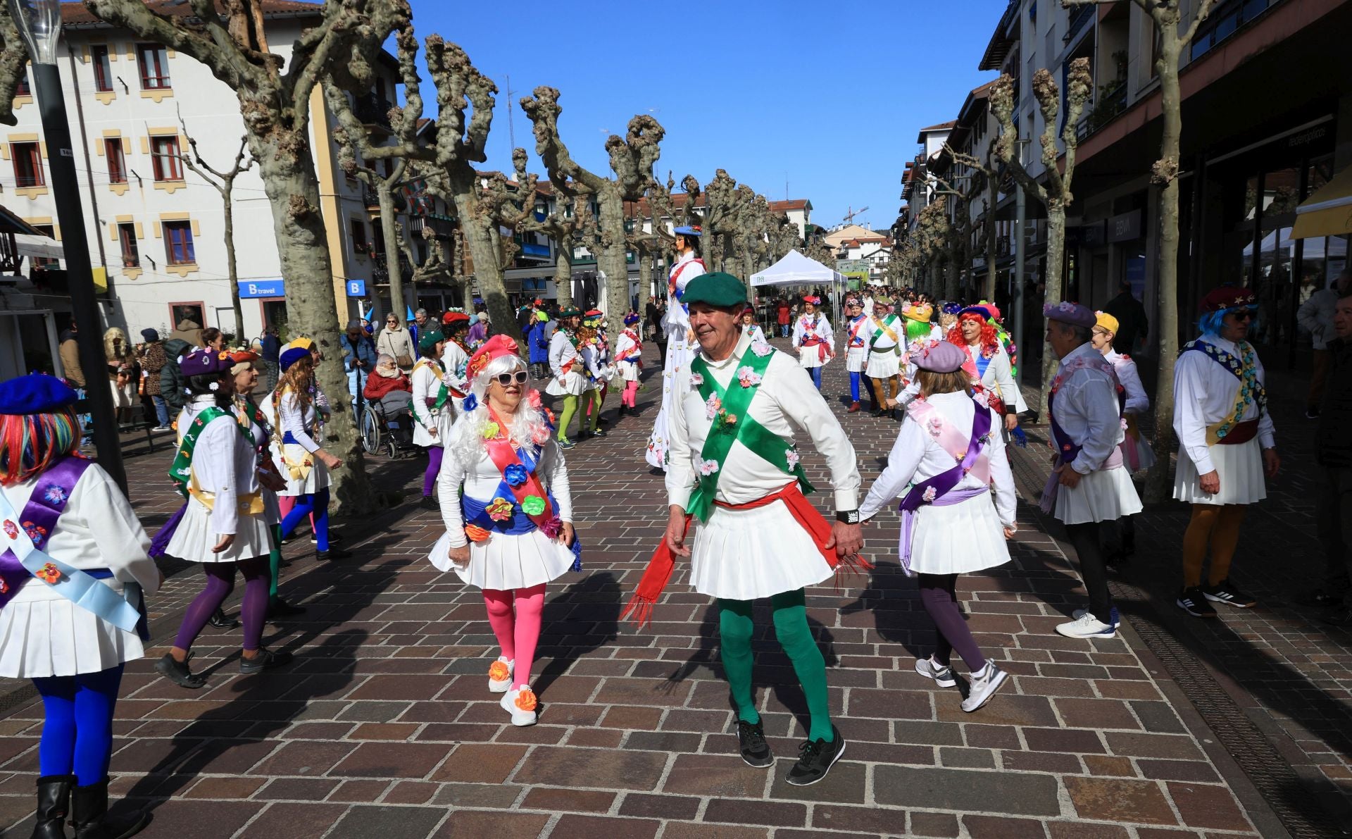 Cuadrillas y familias disfrutan de los Carnavales en Hondarribia