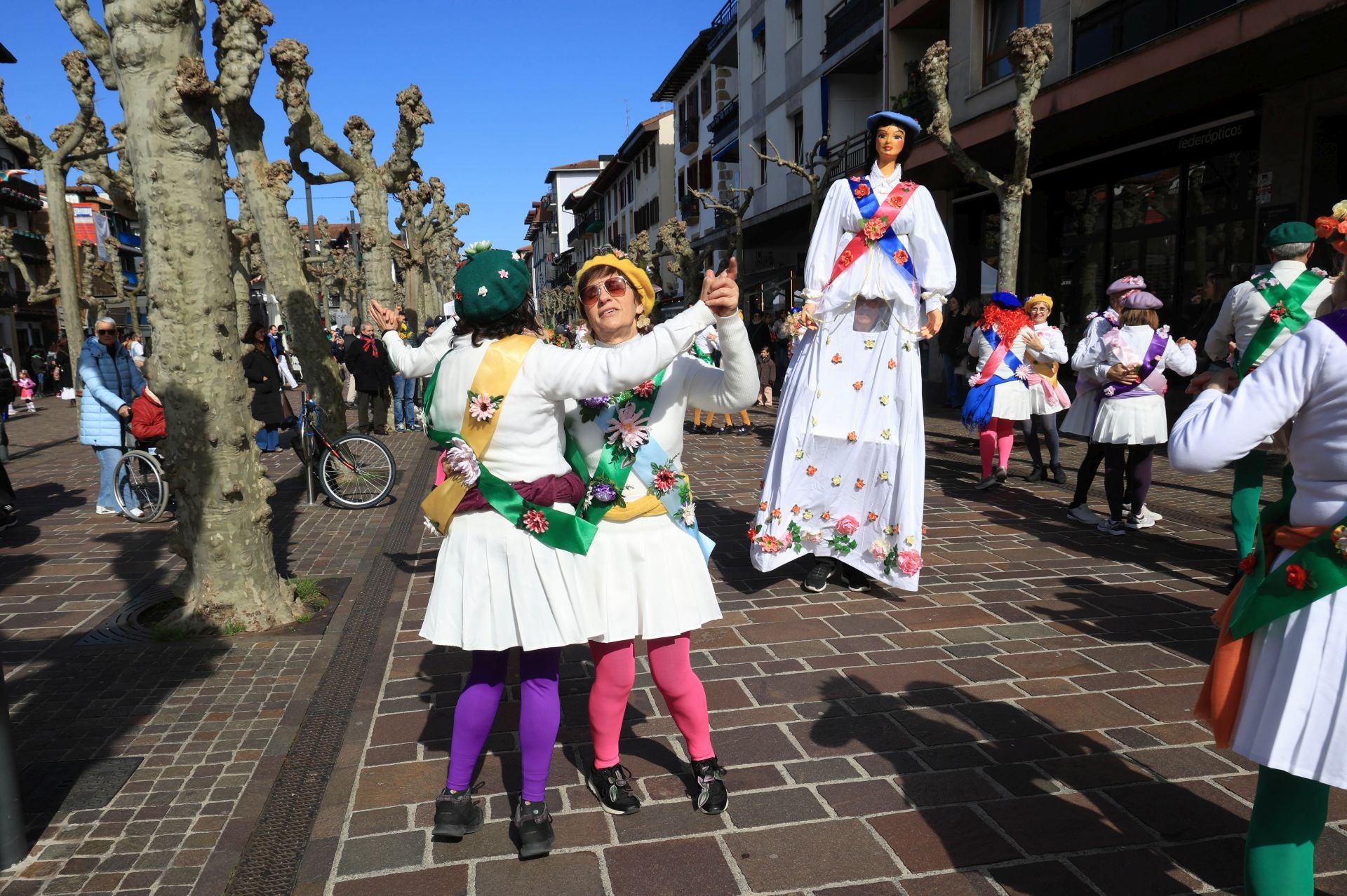 Cuadrillas y familias disfrutan de los Carnavales en Hondarribia