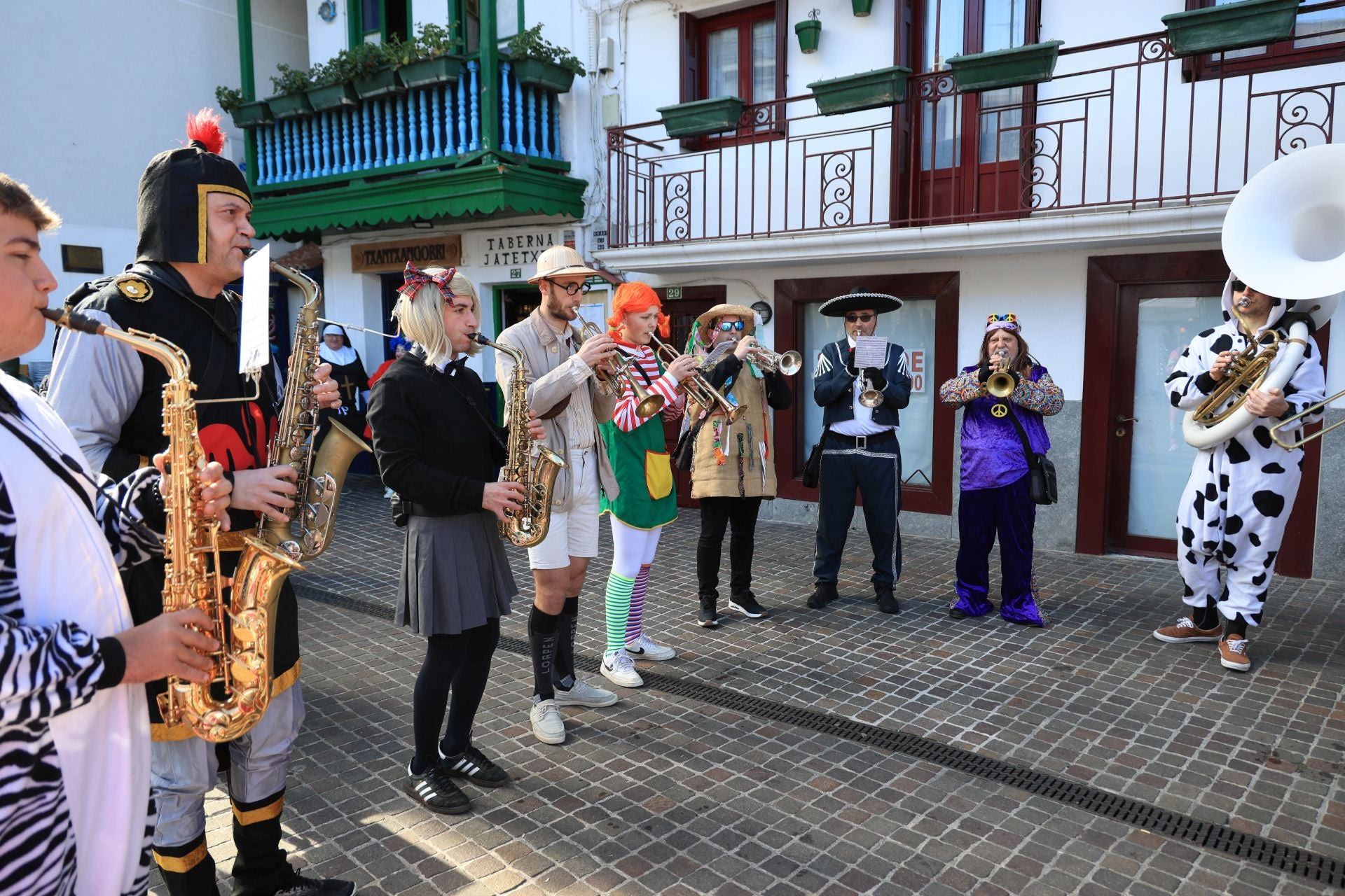 Cuadrillas y familias disfrutan de los Carnavales en Hondarribia