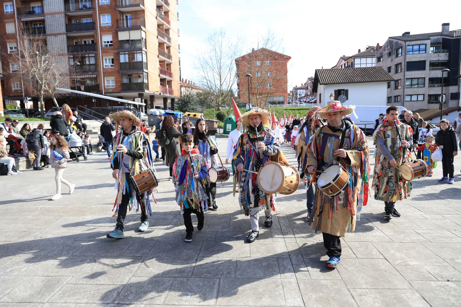 La animada kalejira de Murixka Dantza Taldea, en imágenes