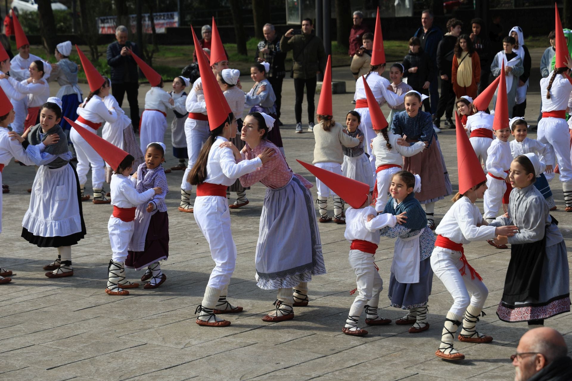 La animada kalejira de Murixka Dantza Taldea, en imágenes