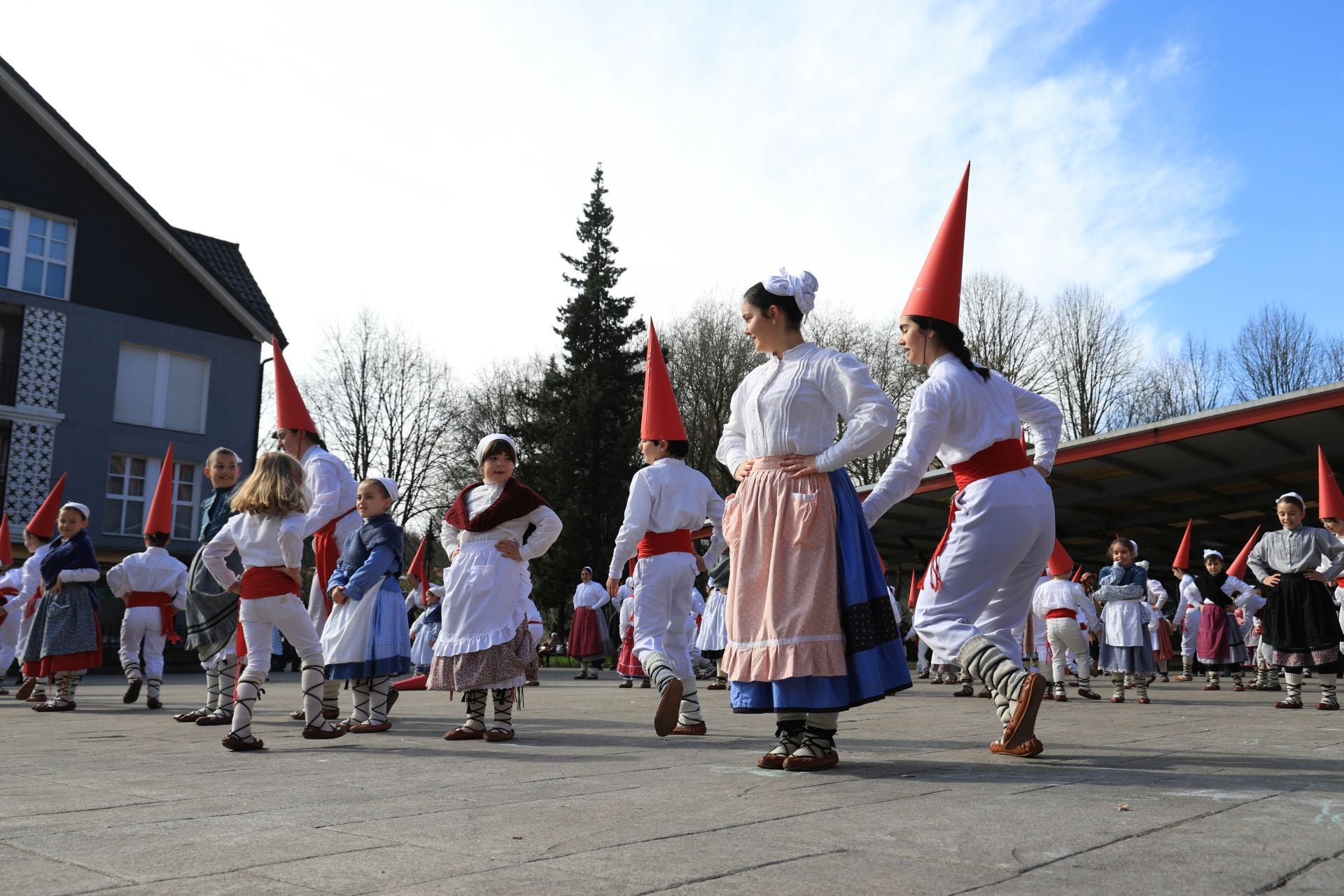 La animada kalejira de Murixka Dantza Taldea, en imágenes