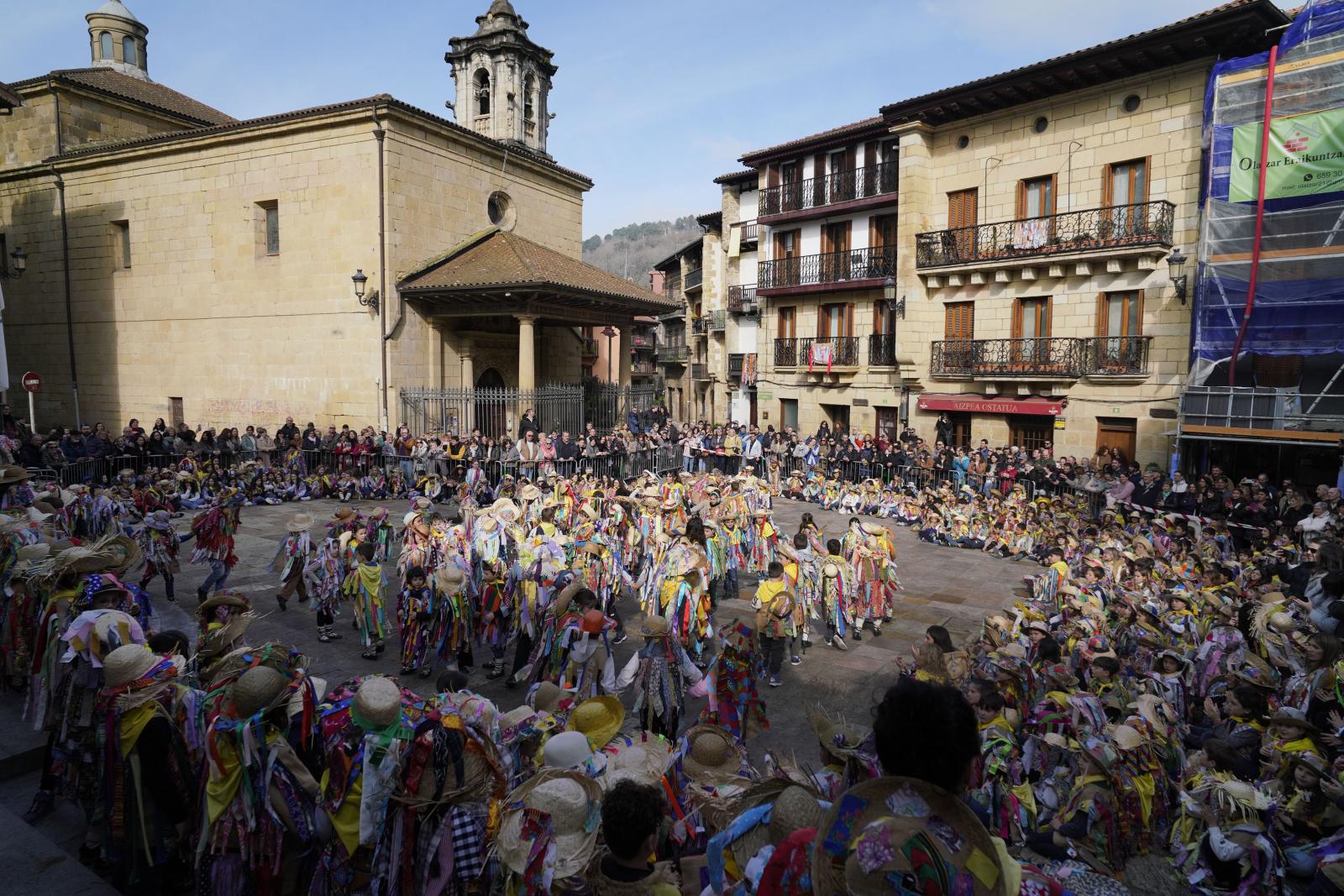 Los txikis de Lezo disfrutan al sol de los Carnavales