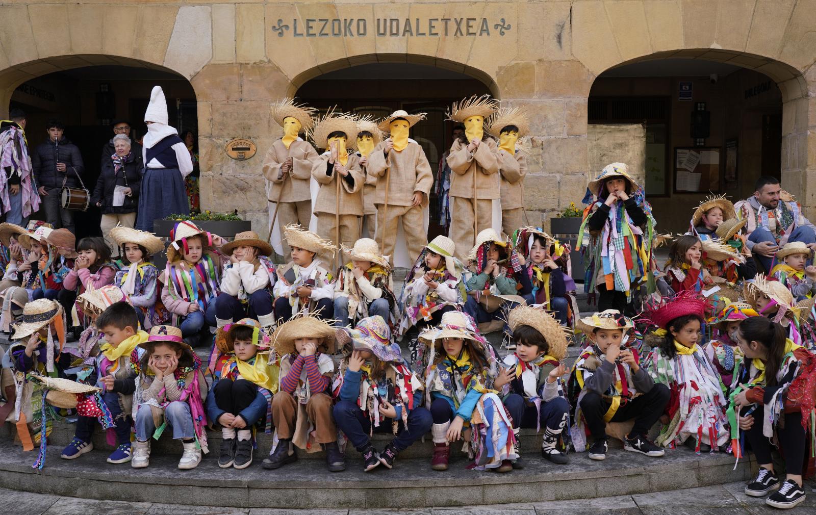 Los txikis de Lezo disfrutan al sol de los Carnavales