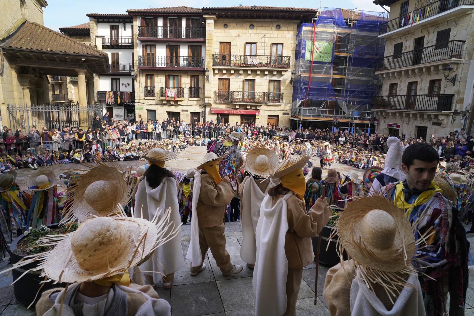 Los txikis de Lezo disfrutan al sol de los Carnavales
