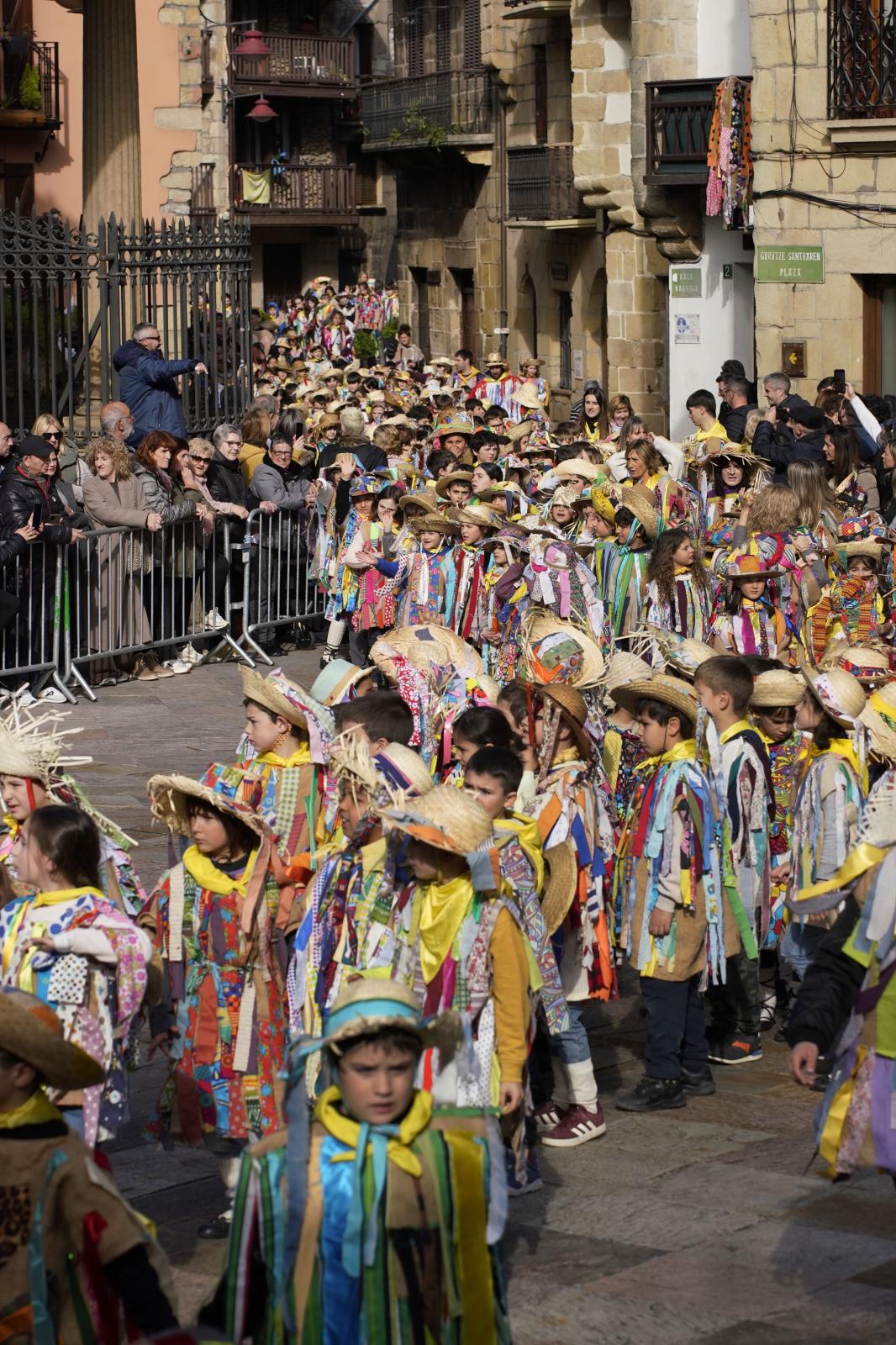 Los txikis de Lezo disfrutan al sol de los Carnavales