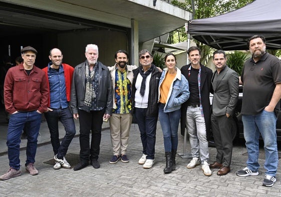 Ron Perlman, con el equipo de 'Ya no quedan junglas adonde regresar'.